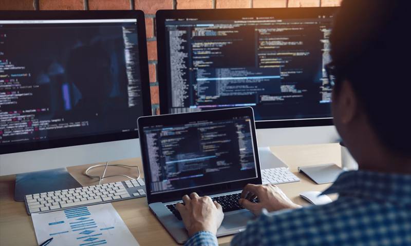 数据科学选型:R与Python如何赋能肥城市网站建设?